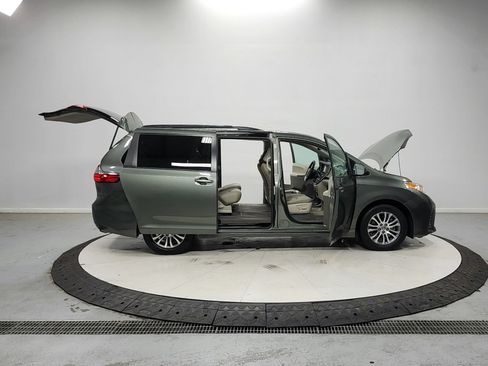 Used 2020 Toyota Sienna XLE Premium FWD image 17