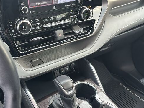 Used 2020 Toyota Highlander Limited image 20