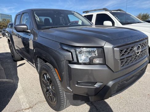 Used 2023 Nissan Frontier SV image 3