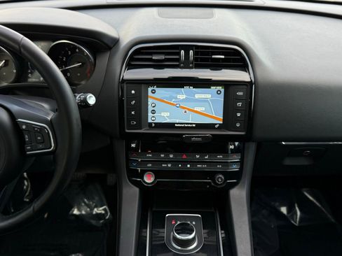 Used 2018 Jaguar F-PACE Premium image 28
