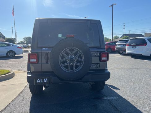 Used 2025 Jeep Wrangler Unlimited Sport AWD/4WD image 5