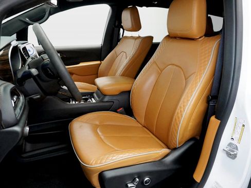 Used 2022 Chrysler Pacifica Pinnacle FWD image 8