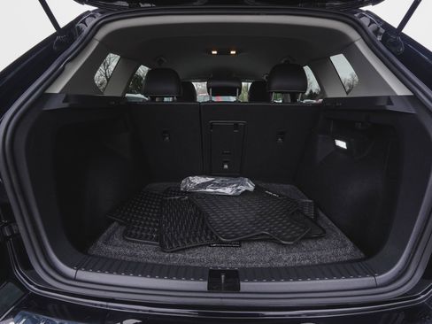 Used 2024 Volkswagen Taos SE w/ Black Wheel Plus Package image 40