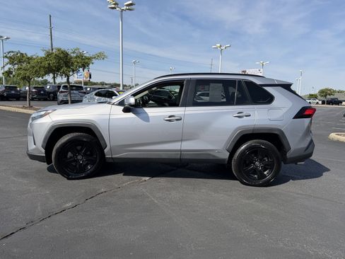 Used 2022 Toyota RAV4 XLE w/ Convenience Package AWD/4WD image 4