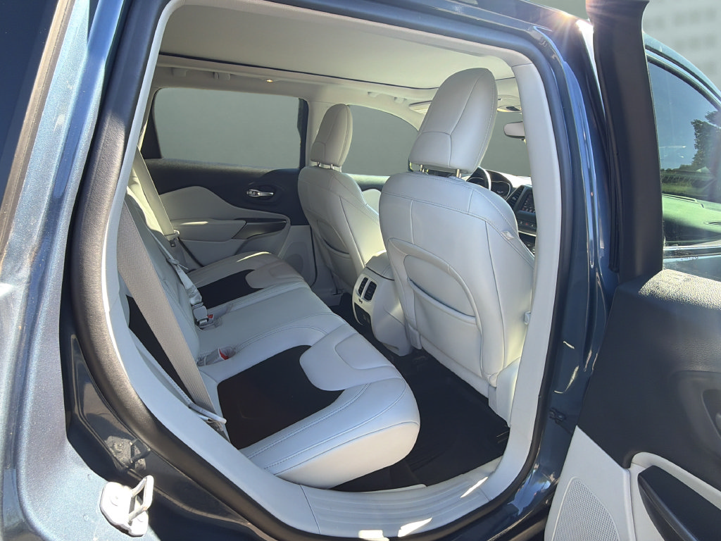 Used 2021 Jeep Cherokee Latitude Plus w/ Sun & Sound Group AWD/4WD image 15