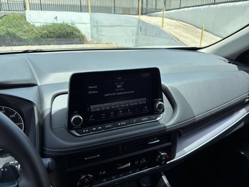 Used 2025 Nissan Rogue SV FWD image 20