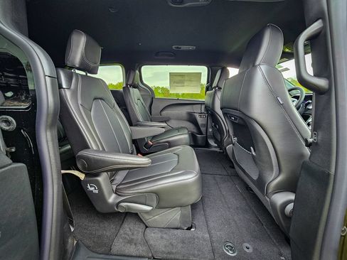 New 2027 Chrysler Pacifica Select FWD image 32