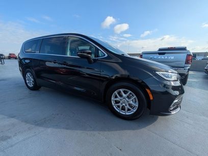 Used 2023 Chrysler Pacifica Touring-L