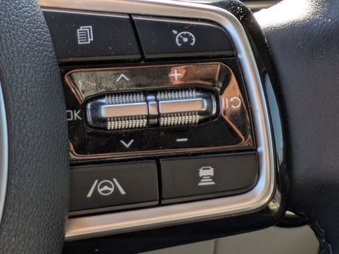 Used 2022 Kia Carnival EX image 32