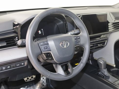 Used 2025 Toyota Camry SE image 6