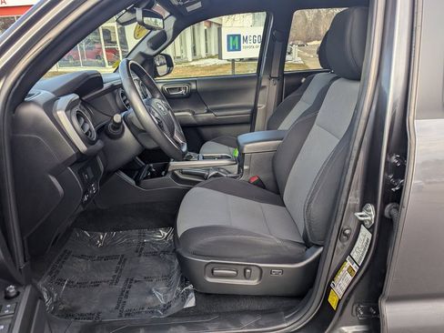 Used 2022 Toyota Tacoma TRD Off-Road image 16