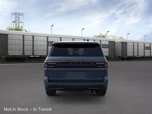 New 2026 Lincoln Navigator Reserve w/ Jet Appearance Package AWD/4WD image 5