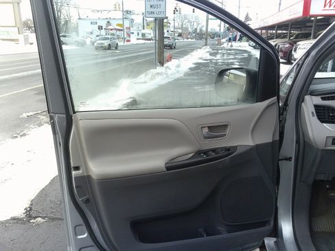 Used 2015 Toyota Sienna LE image 15