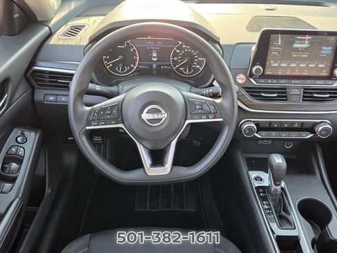 Used 2025 Nissan Altima 2.5 SV FWD image 11