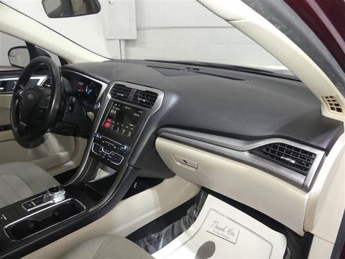 Used 2018 Ford Fusion SE w/ Fusion SE Technology Package FWD image 23