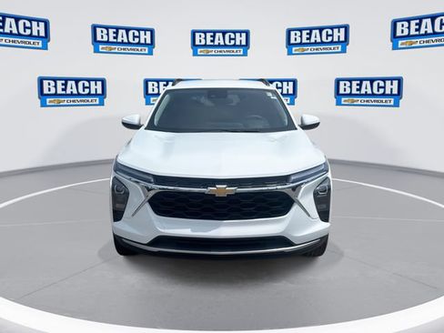 Used 2025 Chevrolet Trax LT w/ LT Convenience Package FWD image 3