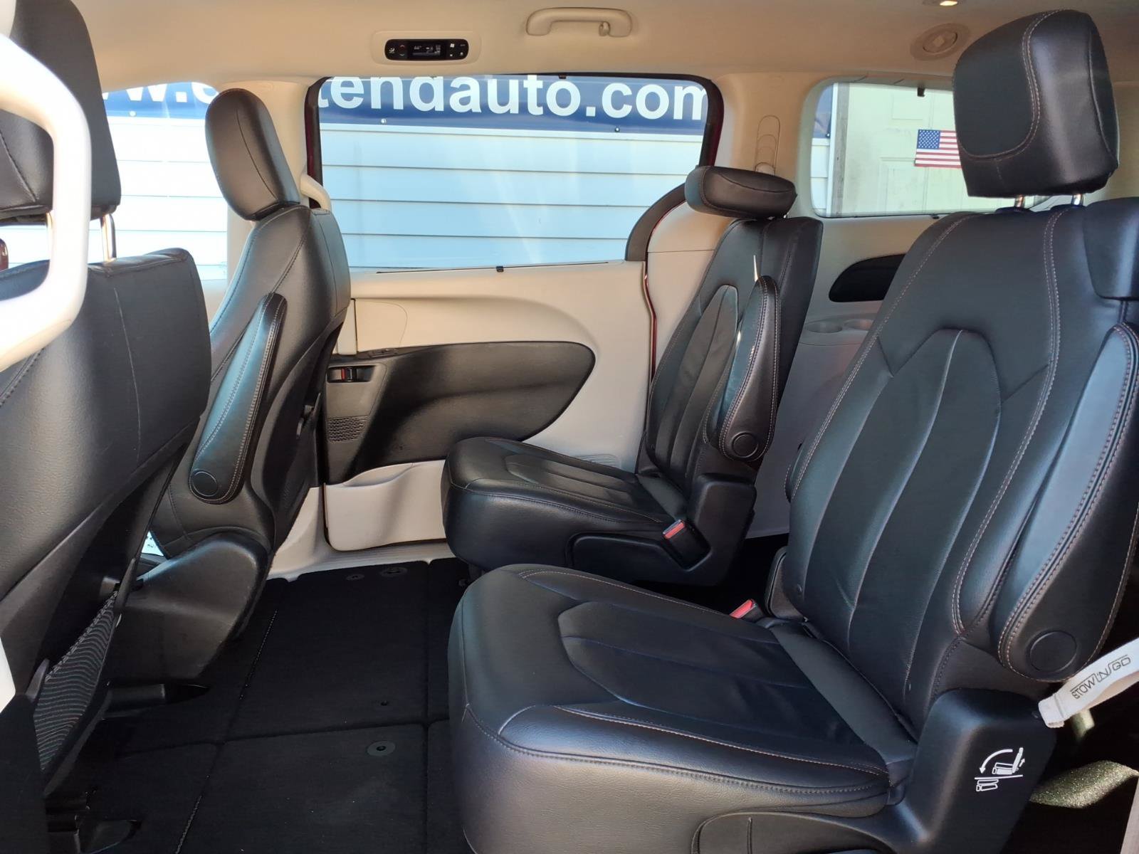 Used 2017 Chrysler Pacifica Touring-L FWD image 11