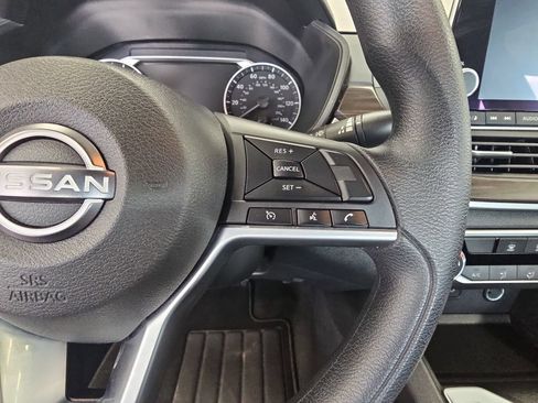 Used 2025 Nissan Altima 2.5 SV FWD image 17