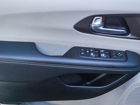 Used 2024 Chrysler Pacifica Touring-L image 19