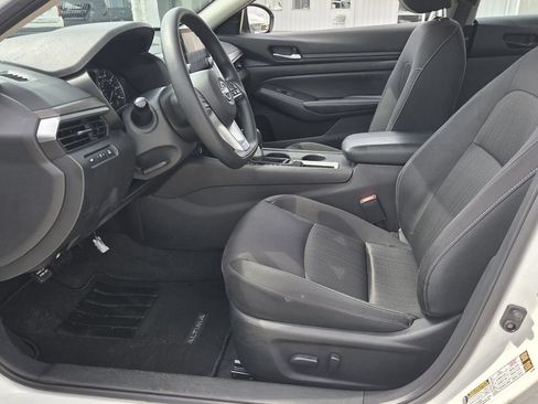 Used 2025 Nissan Altima 2.5 SV FWD image 11