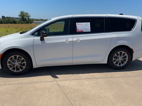 Used 2026 Chrysler Pacifica Limited FWD image 6