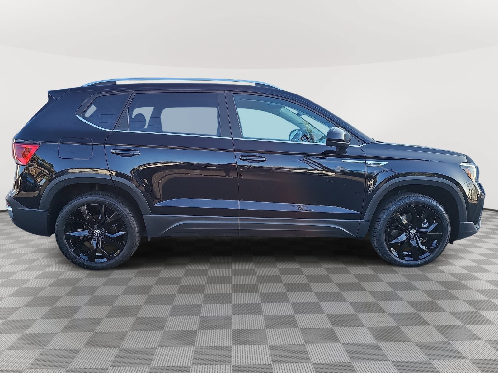 Used 2023 Volkswagen Taos SE w/ Black Wheel Package FWD image 4
