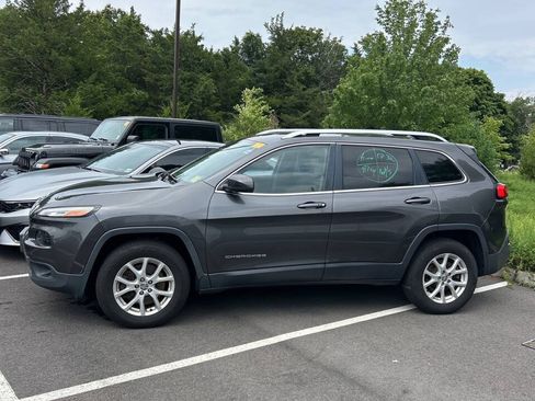 Used 2017 Jeep Cherokee Latitude w/ Comfort/Convenience Group AWD/4WD image 3