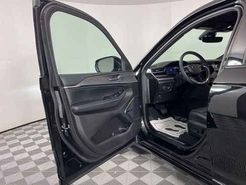 Used 2023 Jeep Grand Cherokee Overland image 16