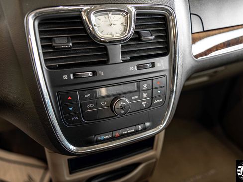 Used 2015 Chrysler Town & Country Touring image 27