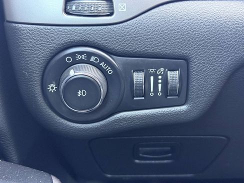 Used 2019 Jeep Cherokee Latitude Plus w/ Cold Weather Group AWD/4WD image 13