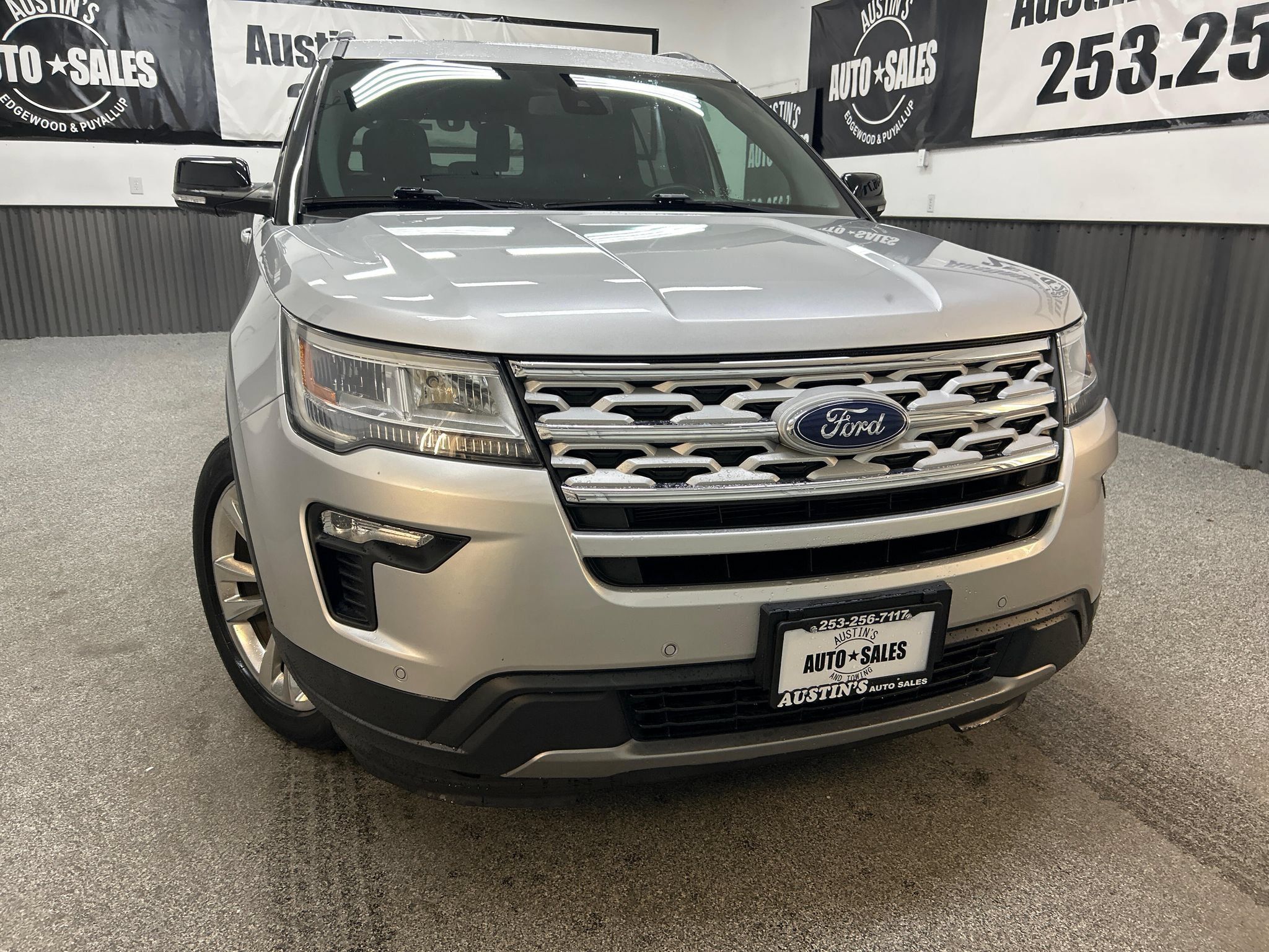 Used 2018 Ford Explorer XLT w/ Equipment Group 201A FWD image 2