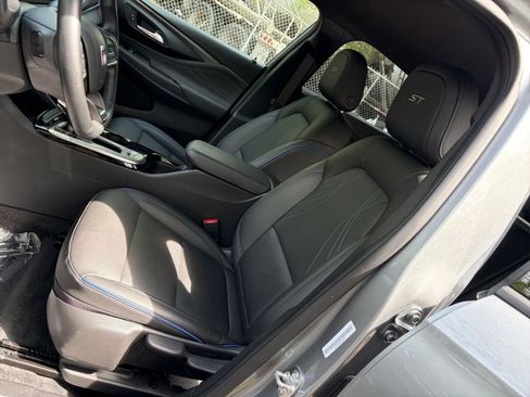 Used 2025 Buick Envista Sport Touring image 32