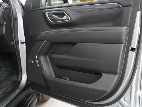 Used 2024 GMC Yukon XL SLT w/ SLT Premium Package AWD/4WD image 9