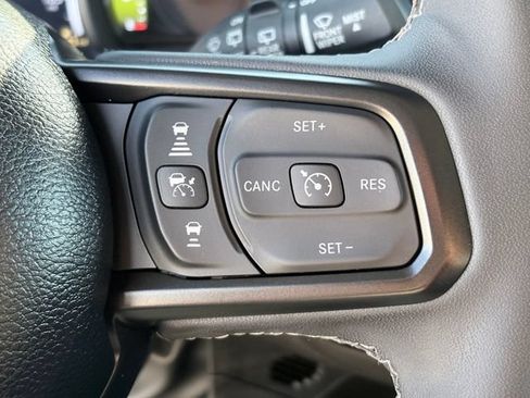 Used 2025 Jeep Wrangler Unlimited Rubicon 4xe w/ Convenience Group AWD/4WD image 15