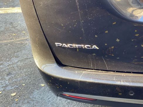 Used 2023 Chrysler Pacifica Touring-L FWD image 10
