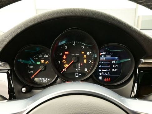 Certified 2021 Porsche Macan image 9