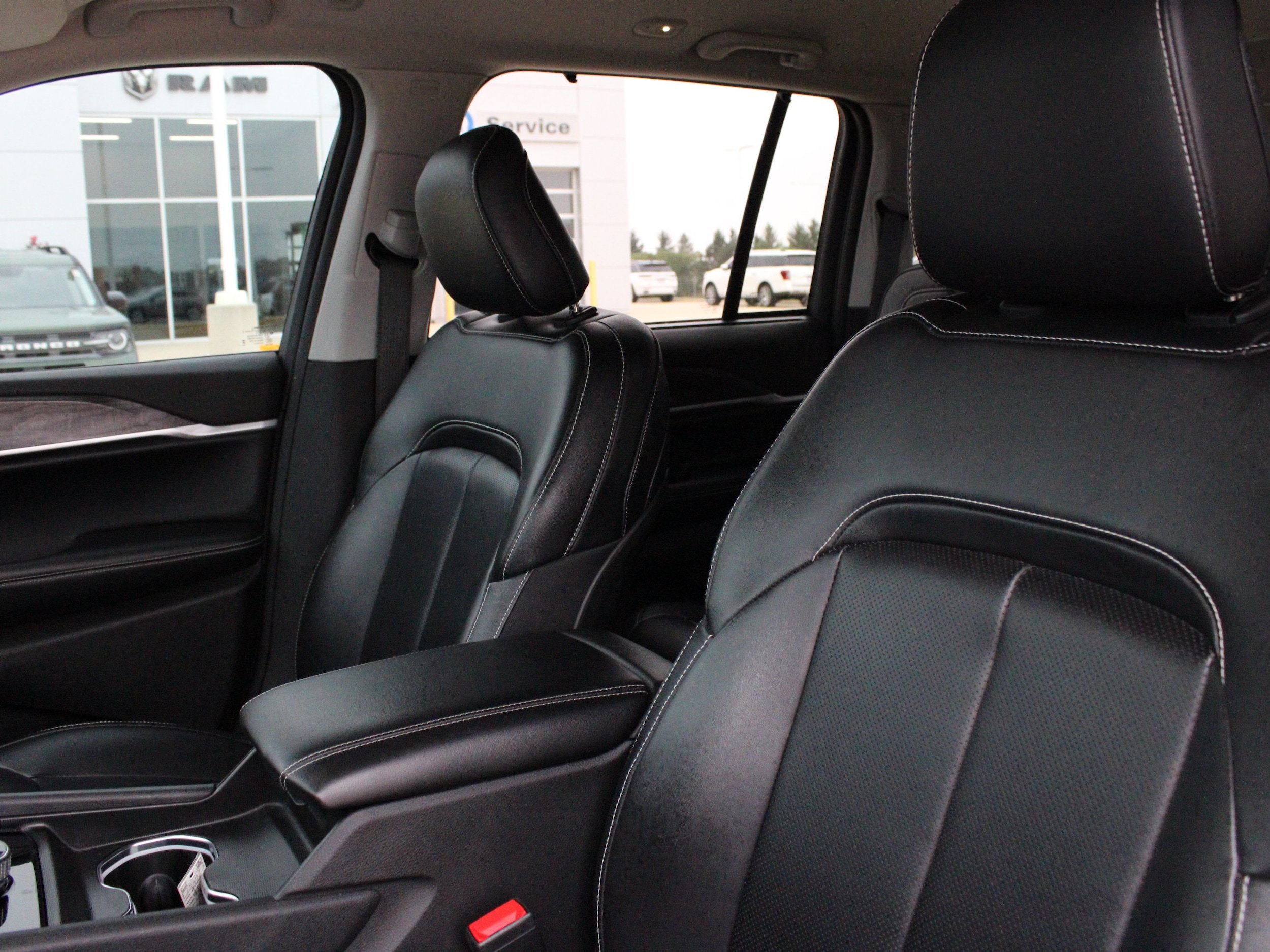 Used 2023 Jeep Grand Cherokee Limited w/ Luxury Tech Group II AWD/4WD image 39