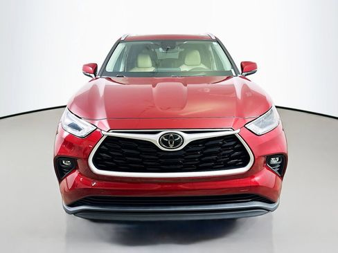 Used 2022 Toyota Highlander XLE FWD image 2