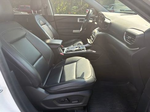 Used 2022 Ford Explorer XLT AWD/4WD image 16