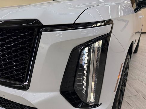 Used 2025 Cadillac Escalade V w/ LPO, ONYX Package image 17