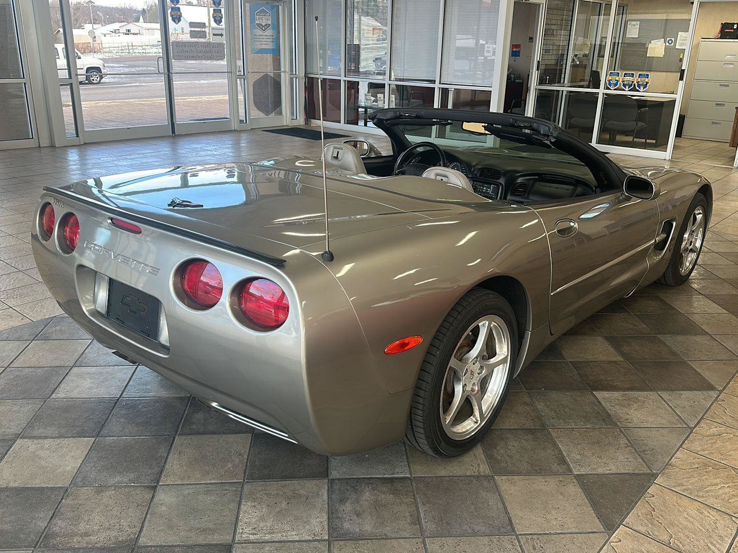 Used 2001 Chevrolet Corvette Convertible w/ Preferred Equipment Group2 RWD image 19