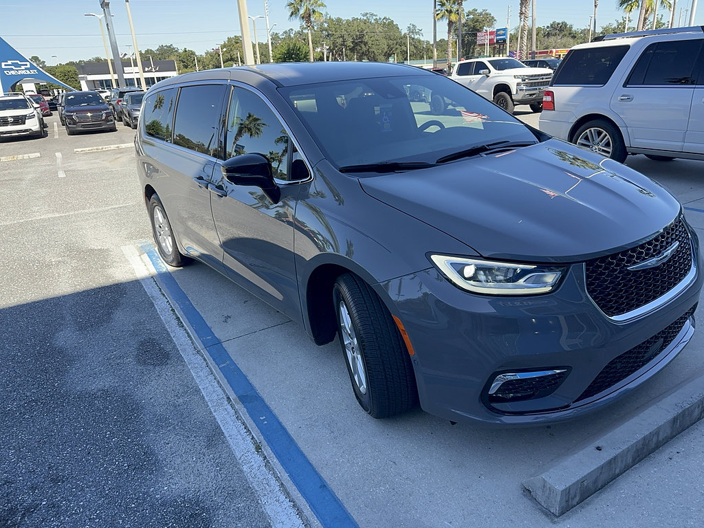 Used 2025 Chrysler Pacifica Select FWD image 1