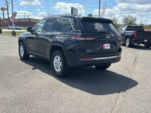 Used 2023 Jeep Grand Cherokee Laredo AWD/4WD image 6