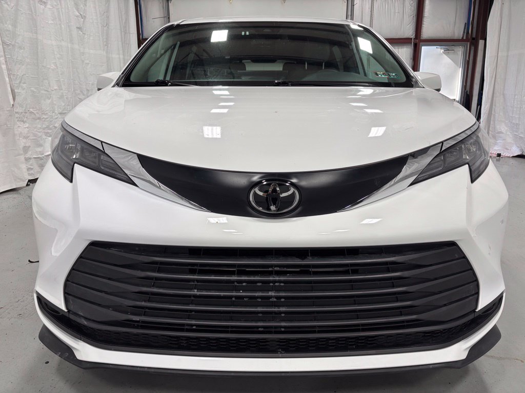 Used 2026 Toyota Sienna LE FWD image 2