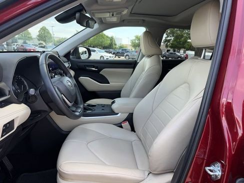 Certified 2024 Toyota Highlander XLE FWD image 26