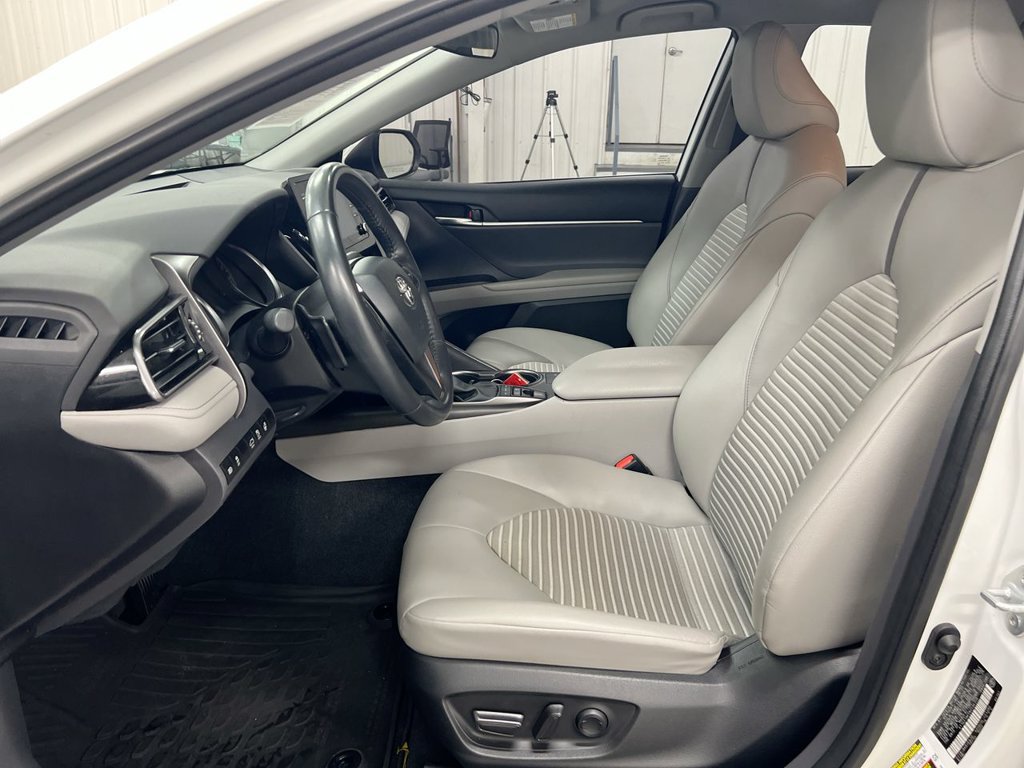 Used 2022 Toyota Camry SE w/ Cold Weather Package FWD image 19