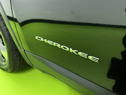 Used 2019 Jeep Cherokee Limited AWD/4WD image 14