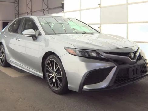 Used 2022 Toyota Camry SE FWD image 2
