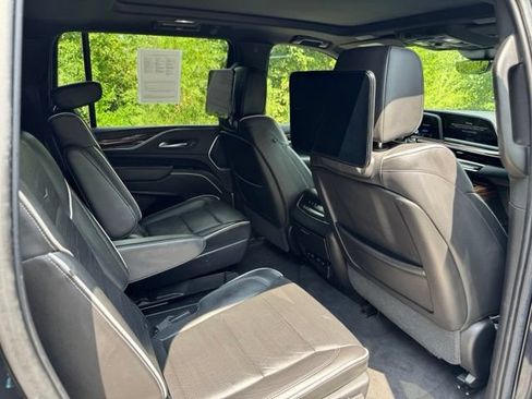 Used 2021 Cadillac Escalade ESV Premium Luxury w/ LPO, Radiant Package AWD/4WD image 17