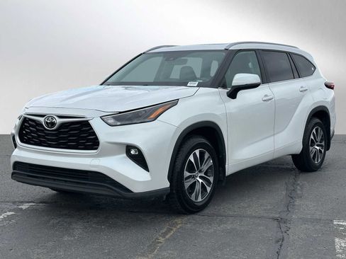 Used 2024 Toyota Highlander LE image 3